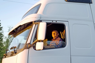 Un hombre conduciendo un camión